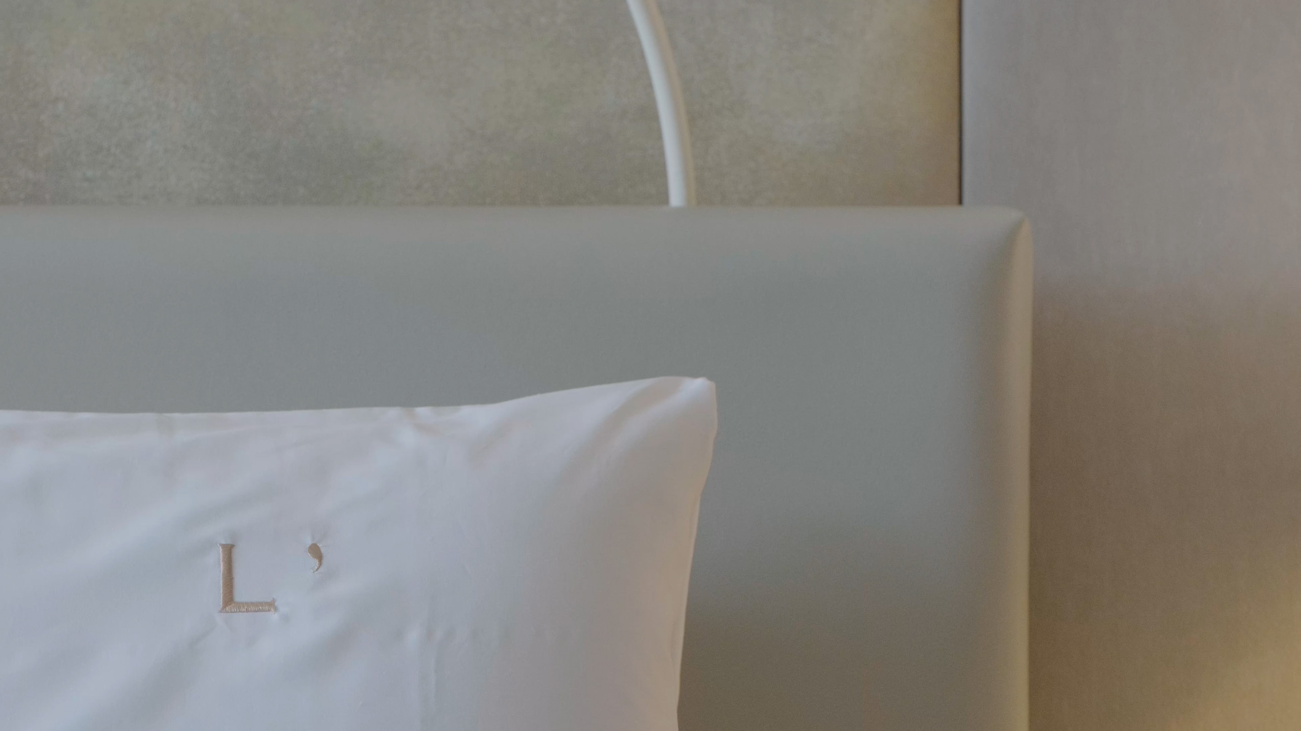 Classic suite bedroom with king bed and sitting area