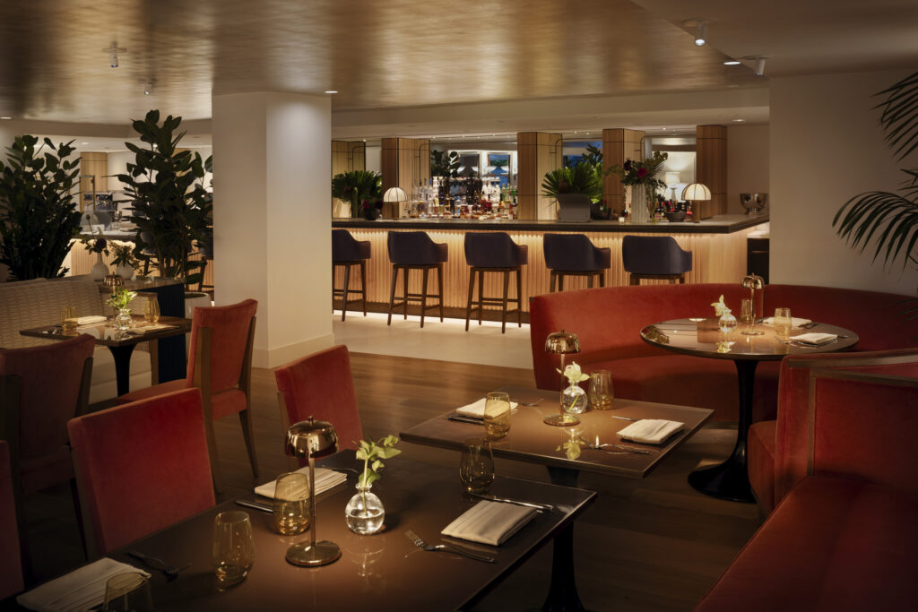 Costa Covo restaurant dining room and bar
